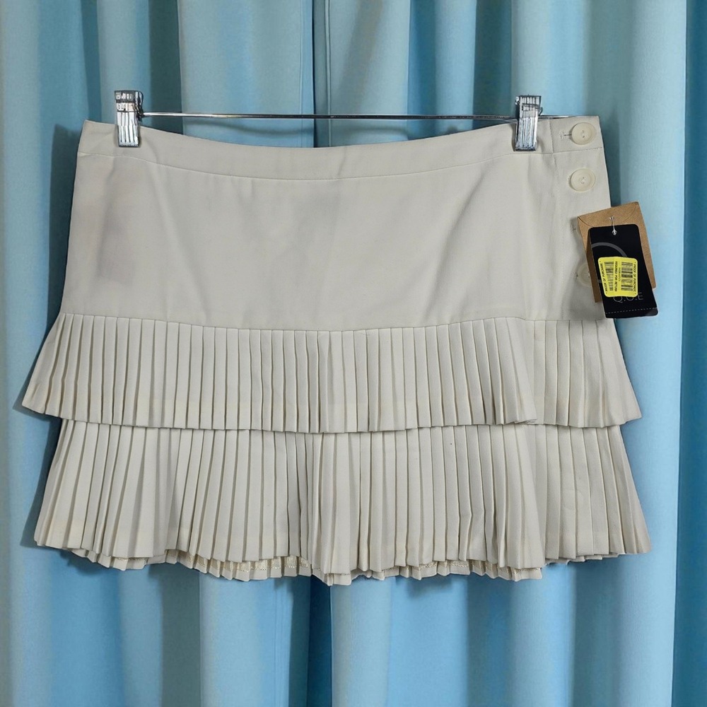 Q.U.E White Pleated Tiered Mini Skirt with Buttons Woman‎ Size 10 Minimalist NWT